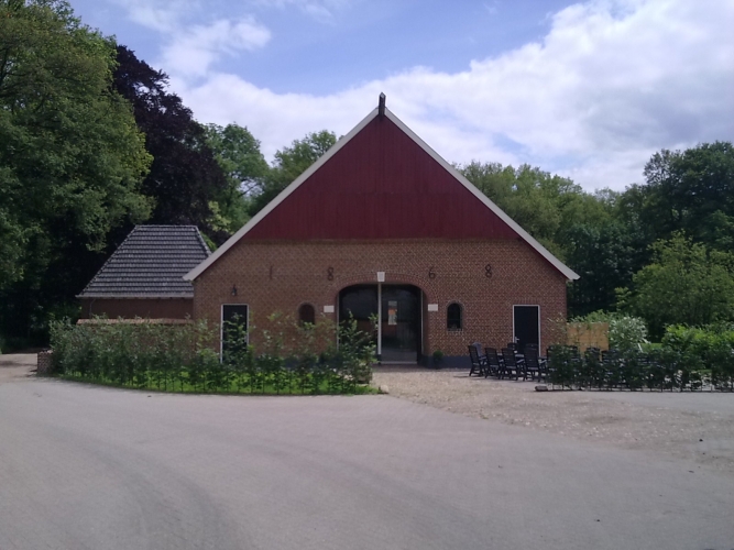 De voormalige deel van de boerderij met de grote deeldeur