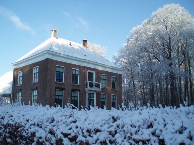 Het herenhuis van Landgoed Wissink in de sneeuw