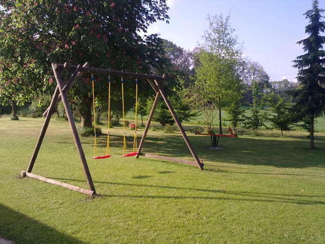 Schommels tussen de bomen