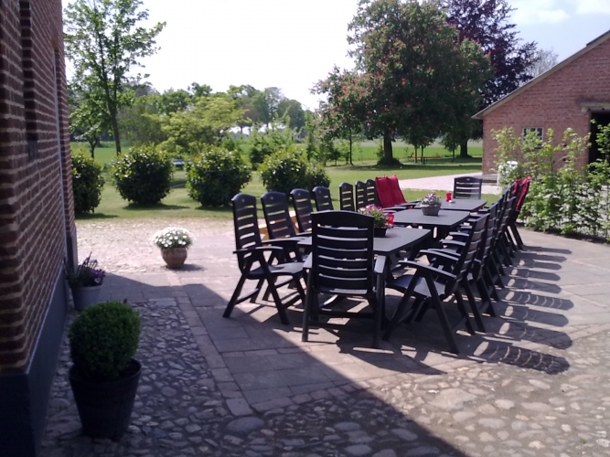 Zonneterras met tuinstoelen